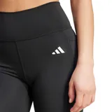 Calza corta deportiva Adidas Opt Ess St 7in, color negro, con cintura alta, calce ajustado y logo blanco en la pierna izquierda.