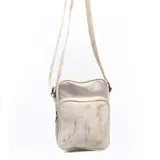 Bandolera color beige de cuero liso con dos cierres frontales y correa larga regulable.