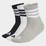 Pack de tres pares de medias deportivas Adidas de caña media, con diseño de tres rayas en el puño y logo de la marca en la puntera. Incluye un par negro, uno blanco y uno gris jaspeado.