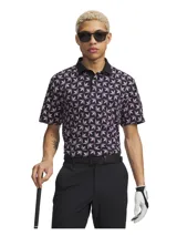 Polo de golf de manga corta con tecnología UA Helix, diseñado para absorber la humedad y optimizar la ventilación. Presenta un estampado geométrico en tonos oscuros con detalles en lila, cuello estructurado con varillas integradas y tapeta termosellada.