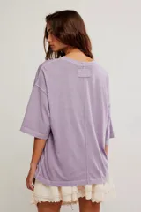 Remera de algodón muy suave, de calce oversize y silueta recta, con escote redondo y mangas cortas de hombro caído.