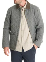 Chaqueta RKF modelo Lewis de corte regular, confeccionada en lana con diseño acolchado de rombos. Presenta cierre frontal con broches metálicos, bolsillos frontales aplicados, cuello camisero de cotelé en tono contrastante y relleno térmico de fibras recicladas.