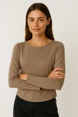 Remera de manga larga color marrón topo, de algodón, con corte ajustado al cuerpo y cuello redondo.