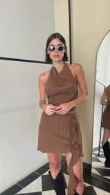Top de cuello halter con textura arrugada, color marrón, confeccionado en tejido crepé elástico.