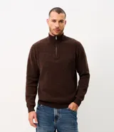 Saco de chenille color marrón, de corte cómodo, con cuello alto y medio cierre frontal, de manga larga y diseño liso.