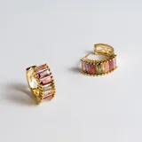 Par de aros dorados tipo argolla con cristales multicolores y diseño calado en la parte trasera.