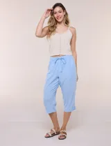 Pantalón capri de algodón a rayas verticales en tonos azul, celeste y blanco, con cintura elastizada, cordón de ajuste frontal y bolsillos aplicados.