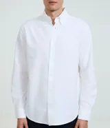 Camisa de manga larga en tejido oxford de algodón color blanco, con cuello tradicional y cierre frontal de botones.
