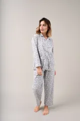 Pijama de dos piezas celeste con estampado floral, compuesto por camisa de manga larga abotonada y pantalón largo.