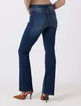 Jean elastizado marca Sound Style, color azul oscuro, de tiro alto y pierna bootcut. Tiene pretina con pasadores, botón y cierre, y bolsillos en la parte delantera y trasera.