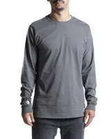 Remera de manga larga con cuello redondo, confeccionada en algodón, con corte clásico y detalle de etiqueta pequeña en el puño.