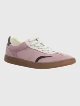 Sneaker de estilo urbano con capellada de gamuza sintética en color lila, detalles en marrón oscuro y suela de goma color caramelo.