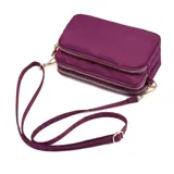 Cartera bandolera rectangular de nylon impermeable, con tres compartimentos con cierre y correa regulable.