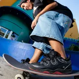 Championes eS Two Nine 8, color negro con detalles en rojo.