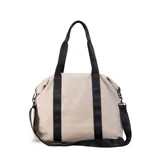 Bolso deportivo color gris claro, con cierres y correas negras. Cuenta con dos asas superiores, bolsillo frontal con cierre y correa extensible ajustable.