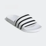 Sandalias Adidas Adilette de color blanco con tres tiras negras en la banda superior y plantilla contorneada.