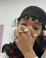 Anillo ancho de alpaca color plateado, con diseño irregular y textura rugosa. Pieza hecha a mano.