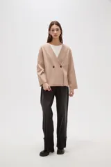 Saco negro de viscosa, de corte entallado, con cuello en V profundo y cierre frontal cruzado con dos botones.