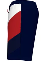 Short de baño con diseño de bloques de color diagonales en azul marino, blanco y rojo. Cintura elástica con cordón de ajuste rojo, bolsillos laterales y bolsillo trasero con cierre de velcro.