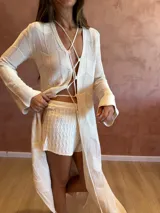 Short de tejido de punto color marrón, con cordón ajustable en la cintura y patrón texturizado en zigzag.