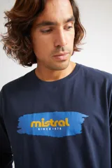 Remera de manga larga color azul marino, con cuello redondo y estampado frontal con el logo de la marca sobre un diseño de pincelada.