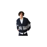 Cardigan de punto azul marino de Eme Studios, con escote en V y cierre frontal de botones oscuros. Presenta tres franjas blancas horizontales en la parte inferior del torso y en las mangas, decorado con pequeños parches estilo pins bordados.