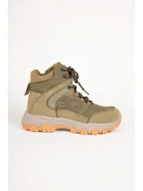 Bota de trekking para mujer marca Paddock, modelo Logi, de caña alta en color verde seco con detalles en marrón y suela track antideslizante con base tostada. Cuenta con cordones de montaña y presilla trasera para calce.