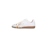 Zapatillas de cuero blanco con diseño inspirado en el modelo Replica de Maison Margiela, con detalles de pintura salpicada en la parte delantera y suela de goma color caramelo.