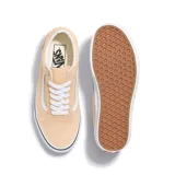 Championes Vans Ward de lona color beige con la clásica banda lateral blanca.