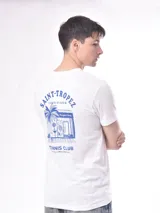 Remera blanca de algodón con cuello redondo y estampado azul en el pecho con la inscripción "Saint-Tropez Tennis Club".