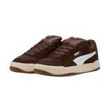 Championes Puma de gamuza color marrón, con la clásica franja lateral en color blanco y suela de goma en tono tostado.