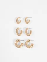 Set de tres pares de aros tipo argolla en color dorado, con diferentes diseños: un par liso pequeño, un par liso mediano y un par con textura retorcida.