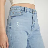 Pantalón de jean celeste claro, corte slim, tiro alto y largo al tobillo.