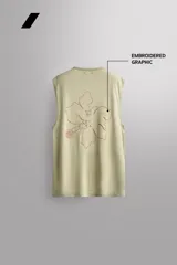 Musculosa Zara Athleticz de corte holgado, confeccionada en tejido ligero de lino y algodón, con cuello redondo y diseño sin mangas.