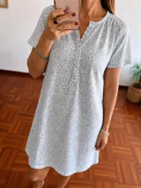 Camisón de manga corta con estampado abstracto en tonos celestes y beige, con cuello redondo y cierre frontal de botones.