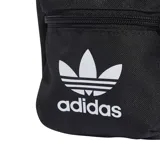 Bolso bandolera Adidas modelo Adicolor Classic Festival, color negro con el logotipo del trébol y la inscripción de la marca en blanco en la parte frontal. Cuenta con un compartimento principal con cierre, un bolsillo delantero con cierre y correa ajustable para el hombro.