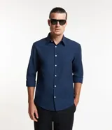 Camisa de corte regular, color gris claro, con cuello inglés, manga larga y cierre frontal con botones. Confeccionada en una mezcla de algodón y poliéster, presenta un diseño clásico y versátil de la marca Marfinno.