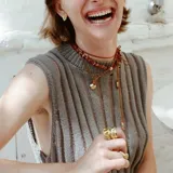 Par de aros colgantes de bronce y alpaca con diseño abstracto calado.