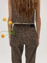 Pantalón de jean de corte recto y tiro medio con estampado floreado multicolor sobre base azul, confeccionado en algodón elastizado.