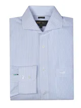Camisa de manga larga RKF de corte clásico, color celeste con rayas verticales blancas. Cuenta con cuello italiano, bolsillo en el pecho con el logo de la marca bordado y cierre frontal con botones blancos.