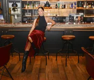 Falda midi de satén color bordó, con corte al bies y caída fluida.