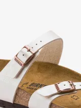Sandalias Birkenstock modelo Mayari, color blanco aperlado, con dos tiras delgadas ajustables con hebilla metálica y plantilla anatómica de corcho y látex.