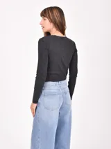 Remera de manga larga color negro, con cuello redondo y tejido de punto acanalado. De calce ajustado al cuerpo.