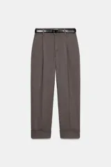 Pantalón tobillero de tiro medio en color marrón grisáceo, con pinzas delanteras, bajo con vuelta y cinturón negro de efecto cocodrilo incluido. Cuenta con cierre frontal de cremallera, botón y gancho.
