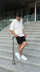 Remera blanca de tejido con punto semi abierto y cuello de ribb, calce oversize.