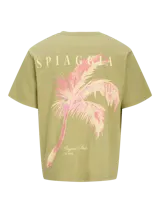 Remera color verde oliva de algodón con cuello redondo y manga corta. Estampado en la espalda con la palabra 'SPIAGGIA' y una palmera en tonos rosados.