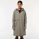 Parka larga color caqui, con capucha, cierre frontal con cremallera y bolsillos laterales.