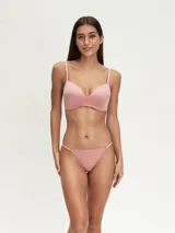 Soutien de diseño liso en color violeta, con copas preformadas y breteles finos ajustables.
