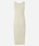 Vestido midi color crema, tejido en punto texturizado, sin mangas y con cuello redondo.