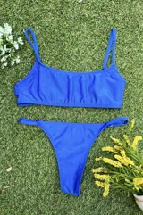 Conjunto de bikini azul francia, con corpiño tipo top y colaless regulable, confeccionado en tela lurex brillante.